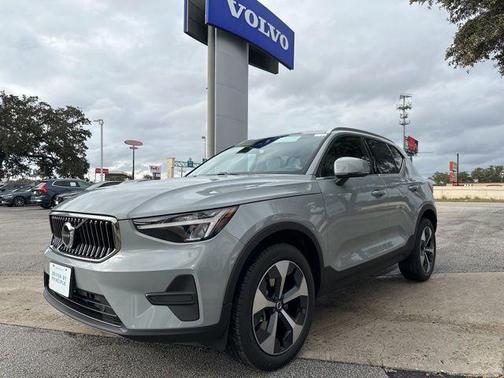 2025 Volvo XC40 B5 Core Bright Theme