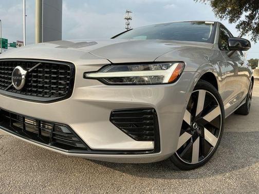 2024 Volvo S60 Recharge Plug-In Hybrid T8 Plus Dark Theme