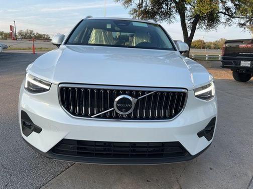 2025 Volvo XC40 B5 Plus Bright Theme