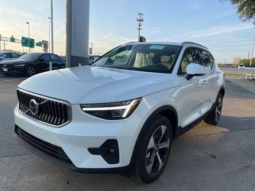 2025 Volvo XC40 B5 Plus Bright Theme