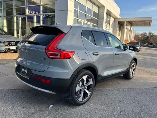 2025 Volvo XC40 B5 Core Bright Theme