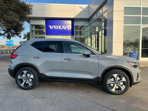 2025 Volvo XC40 B5 Core Bright Theme