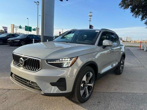 2025 Volvo XC40 B5 Core Bright Theme