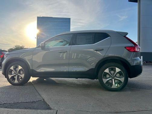 2025 Volvo XC40 B5 Core Bright Theme