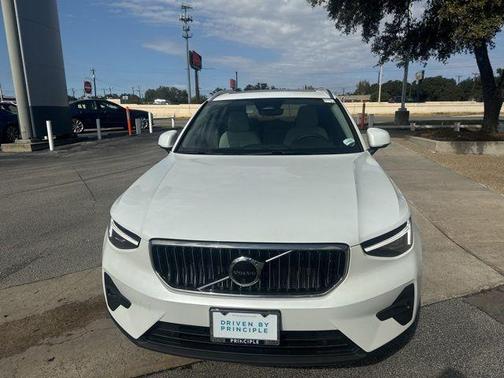 2025 Volvo XC40 B5 Plus Bright Theme