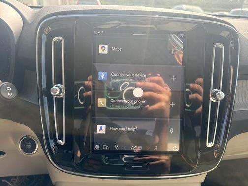 2025 Volvo XC40 B5 Plus Bright Theme
