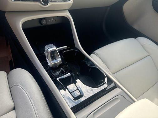 2025 Volvo XC40 B5 Plus Bright Theme