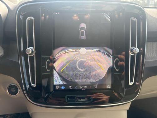 2025 Volvo XC40 B5 Plus Bright Theme