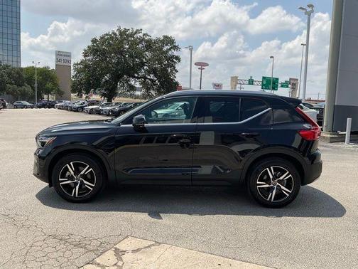 2025 Volvo XC40 B5 Core Bright Theme