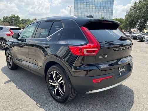 2025 Volvo XC40 B5 Core Bright Theme