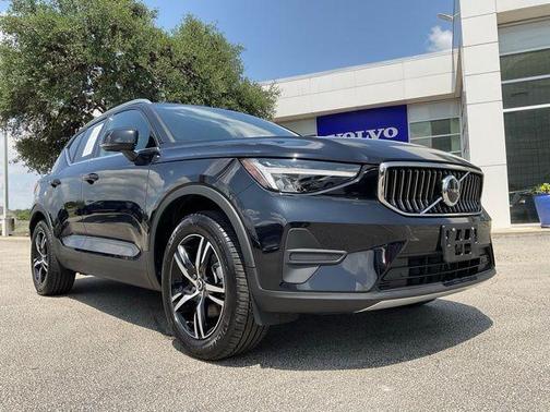 2025 Volvo XC40 B5 Core Bright Theme