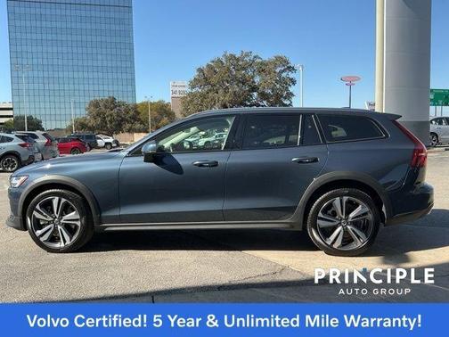 2025 Volvo V60 Cross Country B5 Plus