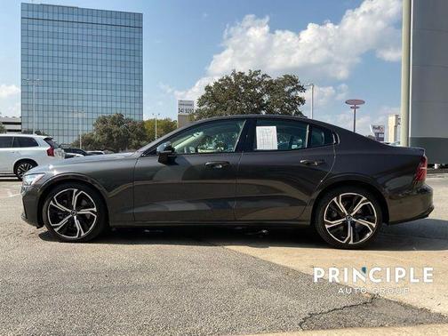 2023 Volvo S60 B5 Plus Dark Theme