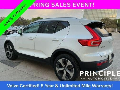 Crystal White Metallic 2023 Volvo XC40 B5 Plus Bright Theme