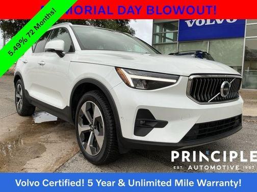 Crystal White Metallic 2023 Volvo XC40 B5 Plus Bright Theme