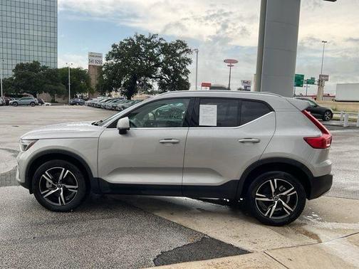 2025 Volvo XC40 B5 Core Bright Theme