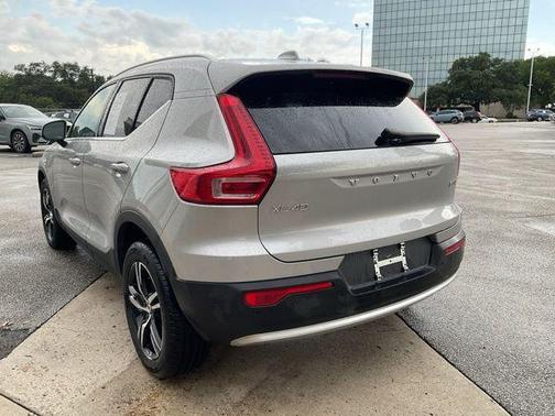 2025 Volvo XC40 B5 Core Bright Theme