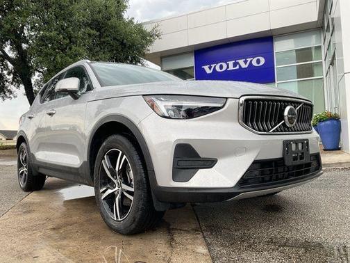 2025 Volvo XC40 B5 Core Bright Theme