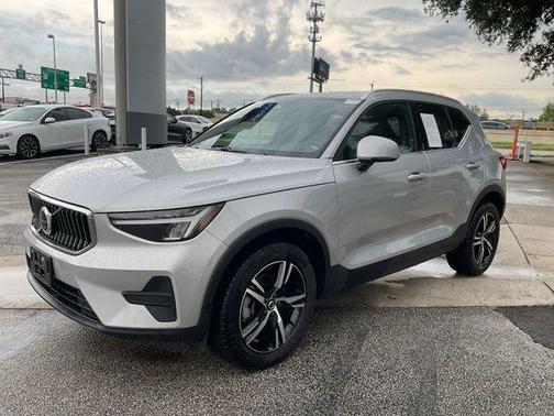 2025 Volvo XC40 B5 Core Bright Theme