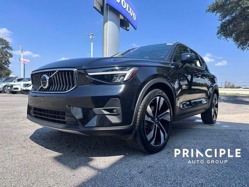 2023 Volvo XC40 B5 Plus Bright Theme