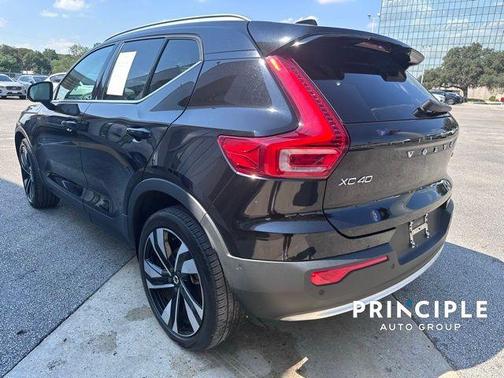 2023 Volvo XC40 B5 Plus Bright Theme