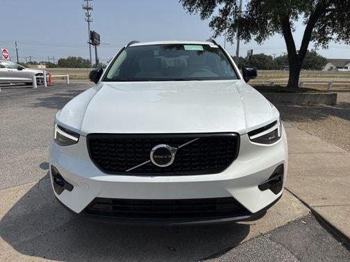 2025 Volvo XC40 B5 Plus Dark Theme