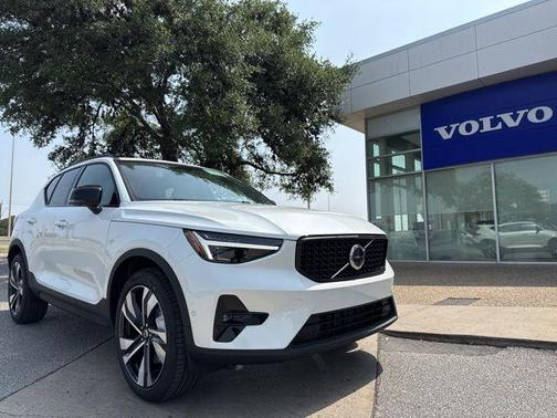 2025 Volvo XC40 B5 Plus Dark Theme