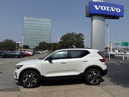 2025 Volvo XC40 B5 Plus Dark Theme
