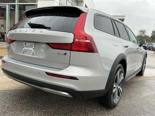 2025 Volvo V60 Cross Country B5 Plus