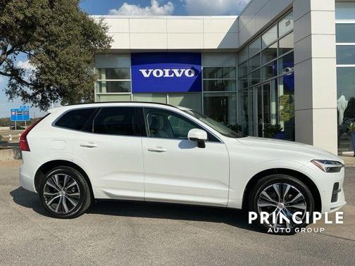 2022 Volvo XC60 B5 Momentum