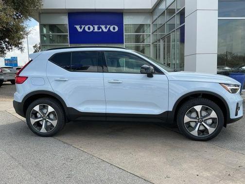 Cloud 9 White 2026 Volvo XC40 B5 Plus