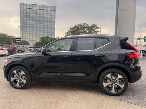 2025 Volvo XC40 B5 Plus Bright Theme
