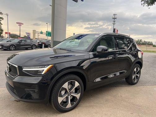2025 Volvo XC40 B5 Plus Bright Theme