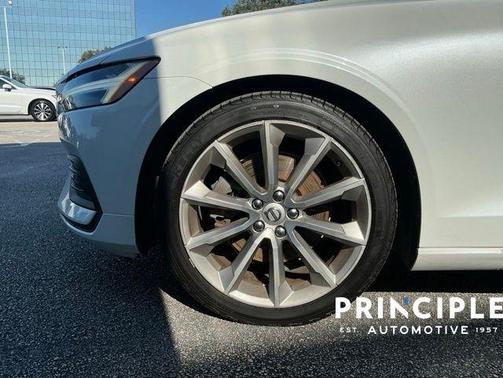 Crystal White Pearl Metallic 2020 Volvo V60 T5 Momentum