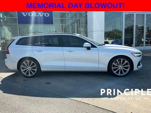 Crystal White Pearl Metallic 2020 Volvo V60 T5 Momentum