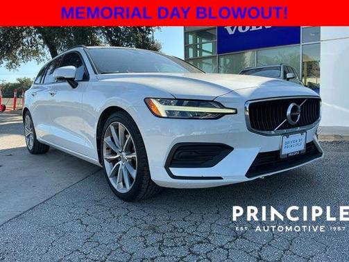 Crystal White Pearl Metallic 2020 Volvo V60 T5 Momentum