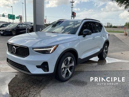 2026 Volvo XC40 B5 Plus
