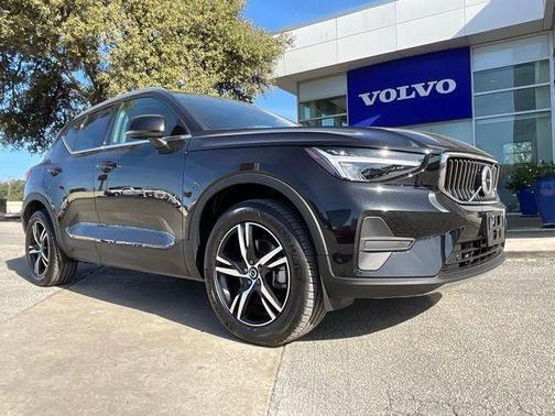2025 Volvo XC40 B5 Core Bright Theme