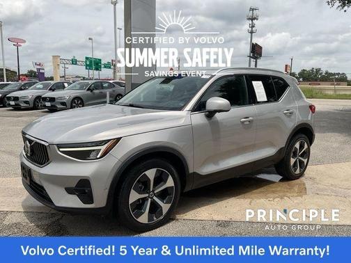 2023 Volvo XC40 B5 Plus Bright Theme