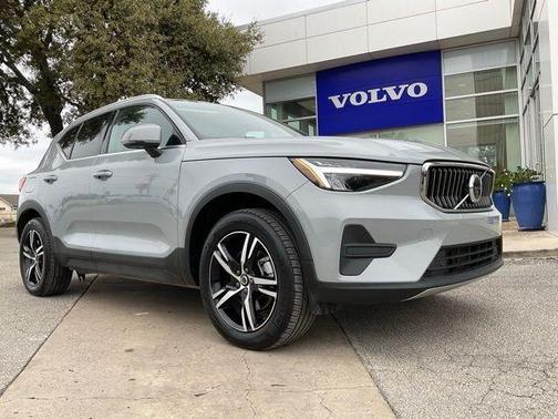 2025 Volvo XC40 B5 Core Bright Theme