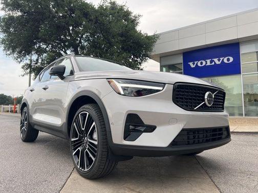 2025 Volvo XC40 B5 Plus Dark Theme