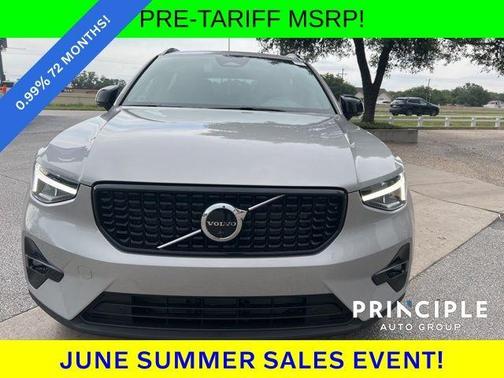2025 Volvo XC40 B5 Plus Dark Theme