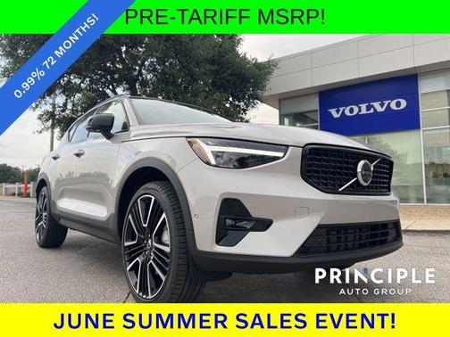 2025 Volvo XC40 B5 Plus Dark Theme