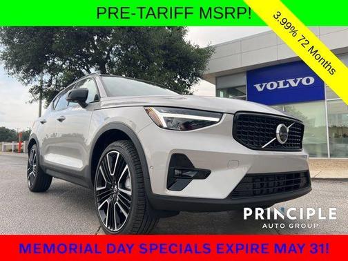 2025 Volvo XC40 B5 Plus Dark Theme