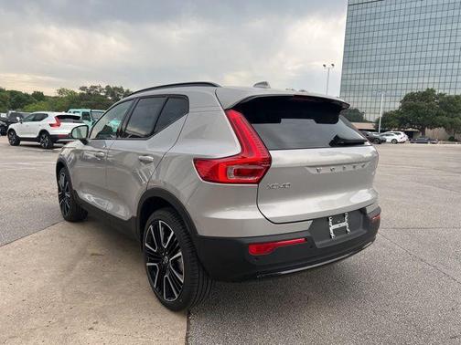2025 Volvo XC40 B5 Plus Dark Theme