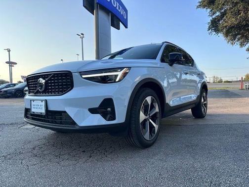 2026 Volvo XC40 B5 Plus
