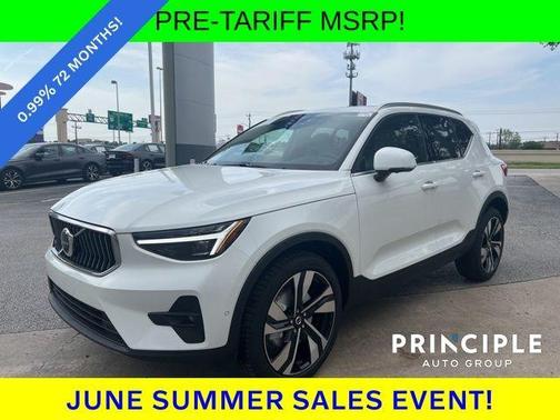 2025 Volvo XC40 B5 Ultra Bright Theme