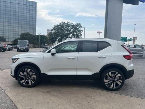 2025 Volvo XC40 B5 Ultra Bright Theme