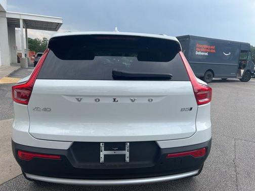 2025 Volvo XC40 B5 Ultra Bright Theme
