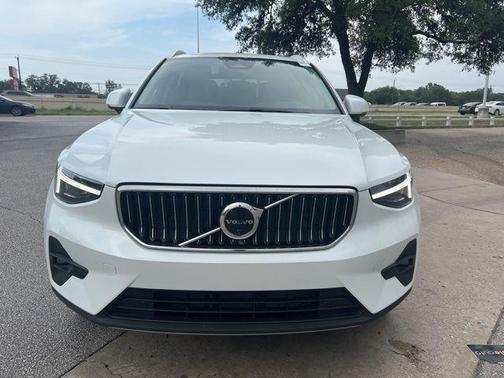 2025 Volvo XC40 B5 Ultra Bright Theme